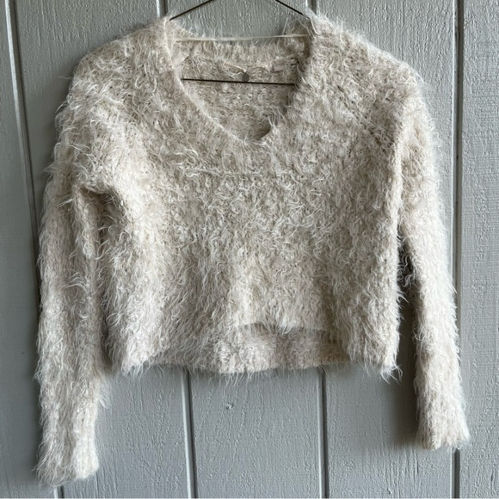 Anthro Knitted & Knotted‎ Bouncle Eyelash V Neck Sweater in Snowfrost Cream XS